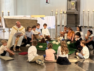 Kinder beim Einschulungsgottesdienst in der St. Elisabethkirche, Hanau 